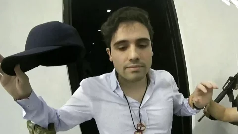 Esta fotografía del 17 de octubre de 2019 facilitada por el gobierno mexicano muestra a Ovidio Guzmán López, hijo del narcotraficante Joaquín “El Chapo” Guzmán, al momento de su detención en Culiacán, México. Imagen: AP