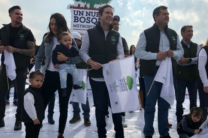 Benjamín Salinas llegó con su familia al lado de José Ramón Amieva, Jefe de Gobierno de la CDMX.