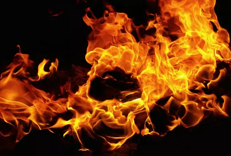 Una joven intentó quemar viva a su suegra tras una violenta discusión