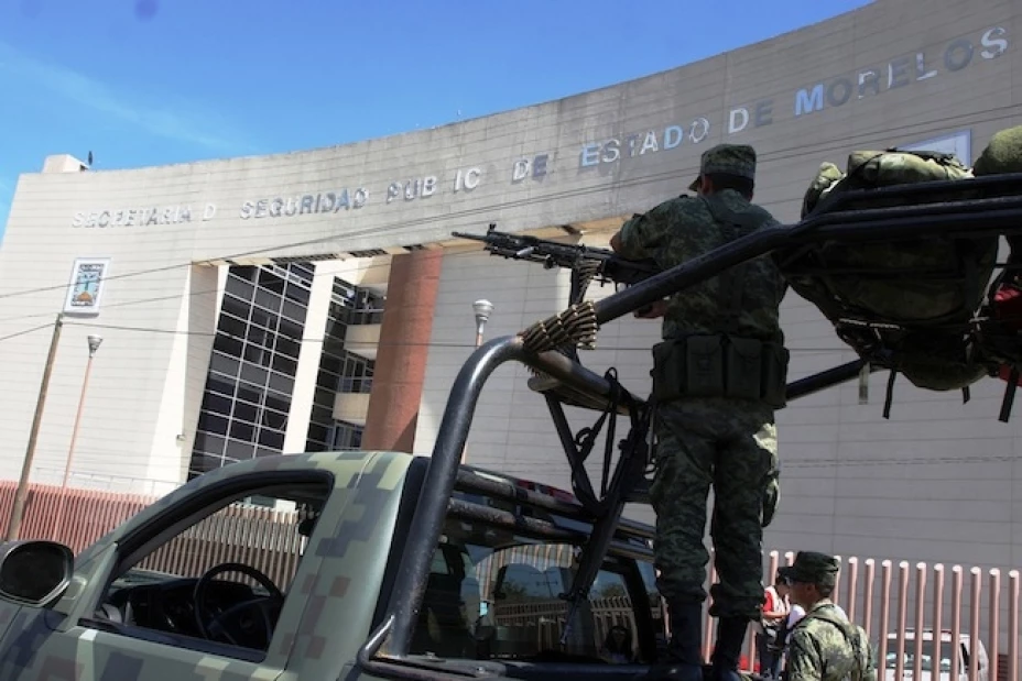 Policías estatales y municipales de Morelos, así como personal del Ejército, rescataron a una mujer de ser linchada por vecinos de Metepec luego de que intentó raptar a una niña