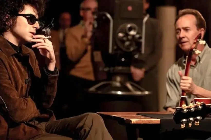 La película, dirigida por James Mangold, también cuenta con un elenco estelar que incluye a Mónica Barbaro como Joan Báez y Edward Norton como Pete Seeger.
Crédito: Searchlight Pictures