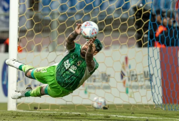 Mono Sánchez atajó en la Supercopa de Chile sin guantes