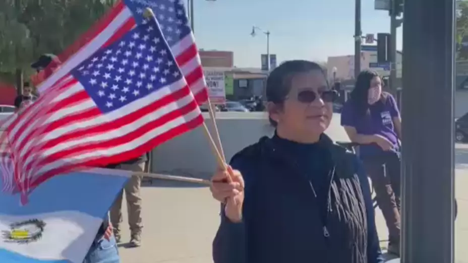 inmigrantes se manifiestan por las nuevas políticas migratorias de Donald Trump