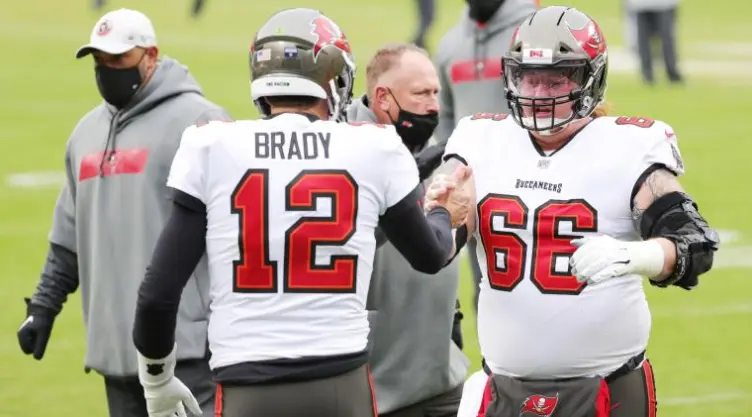 Tom Brady y el centro de los Bucs, Rayn Jensen.jpg