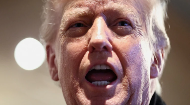 Foto de archivo: El presidente de Estados Unidos, Donald Trump, habla durante su visita al restaurante Machine Shed en Urbandale, Iowa, EE. UU., el 27 de enero de 2026.