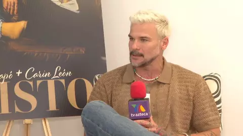 En la foto Pedro Capó en entrevista con micrófono de Tv Azteca