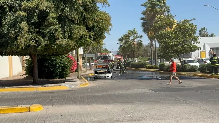 Se incendia auto en Valle Alto, en Culiacán