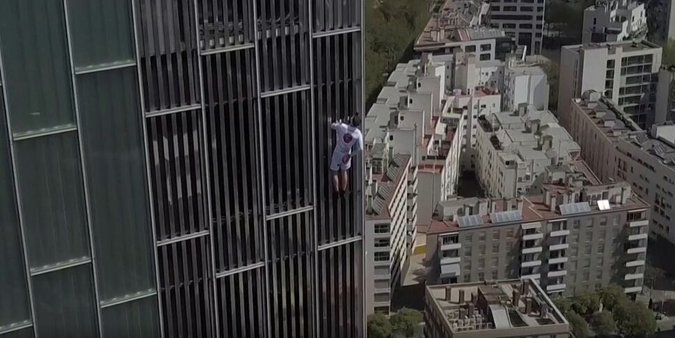 Joven británico escala rascacielos en Barcelona