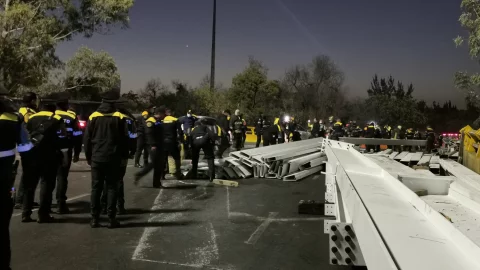 Vigas de acero provocan caos vial en Circuito Interior tras volcadura de tráiler