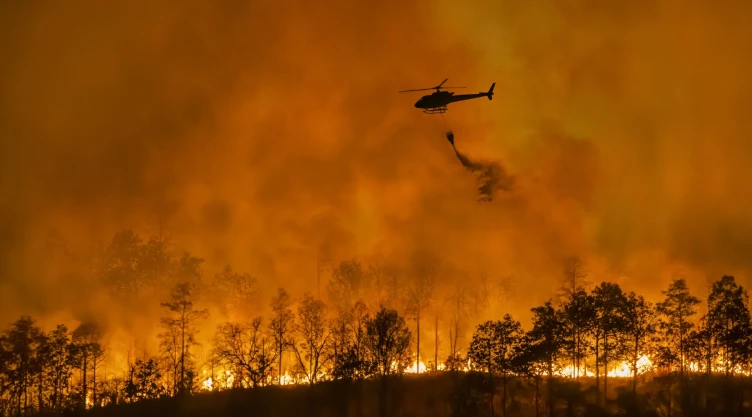 Un helicóptero sobrevuela un incendio forestal