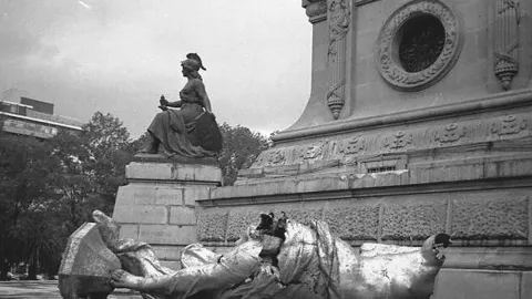 El-Ángel-de-la-Independencia-cayó-de-su-columna
