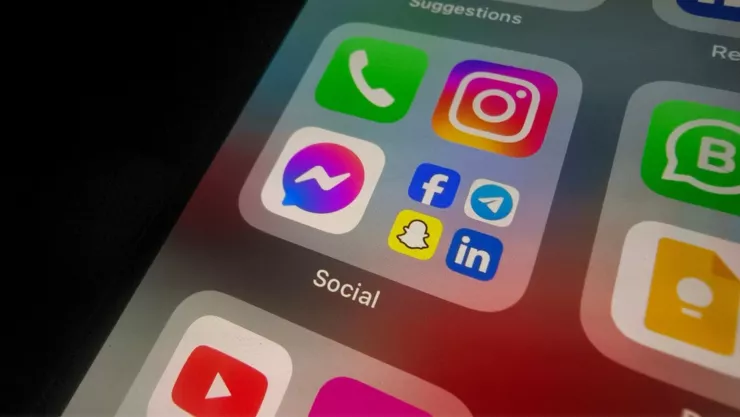 Foto de aplicaciones de redes sociales en un teléfono móvil.