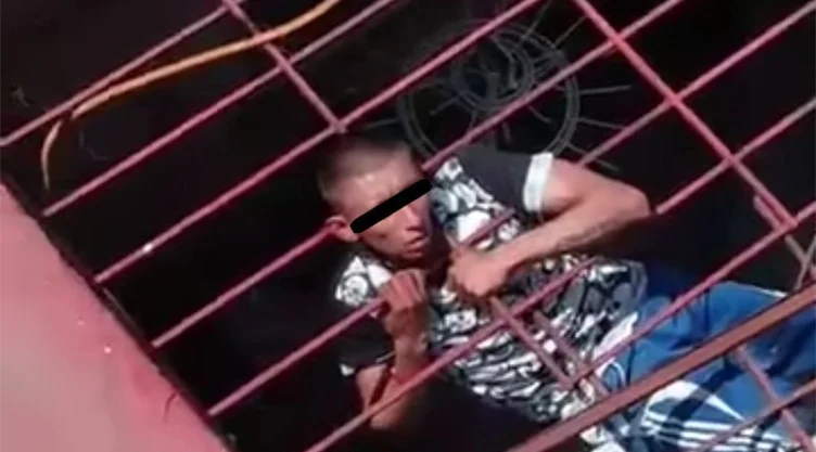 ladron-queda-atorado-intentar-robar-casa-policia-rescata-video.jpg