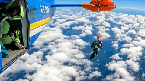 Paracaidista queda colgando de avión en Australia | VIDEO