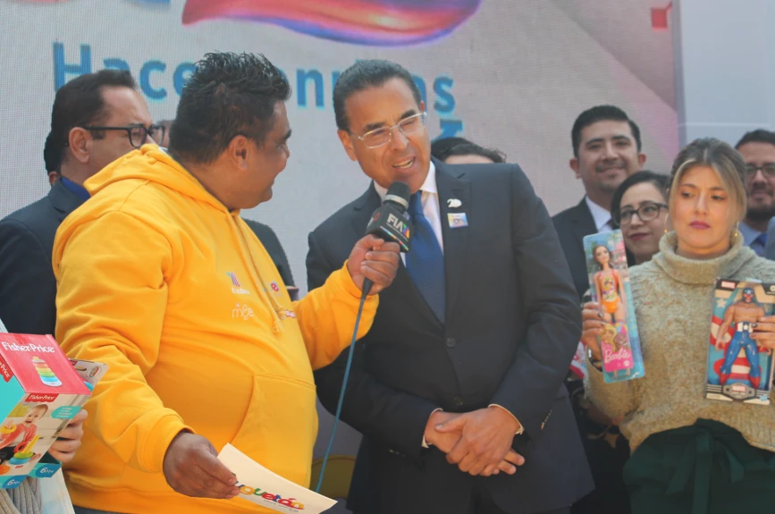 Alejandro Valenzuela, director general de Banco Azteca encabezó la entrega