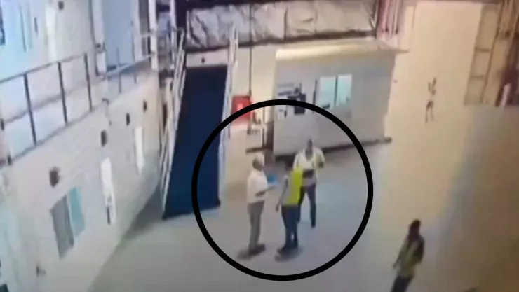 MATA A SU JEFE EN LA FÁBRICA