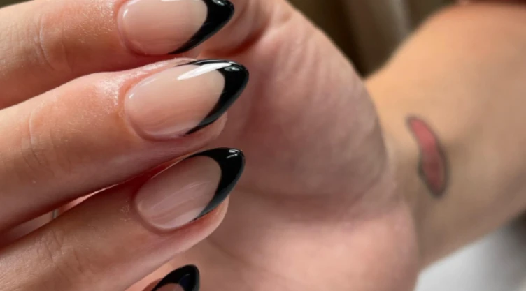 uñas french negras.png