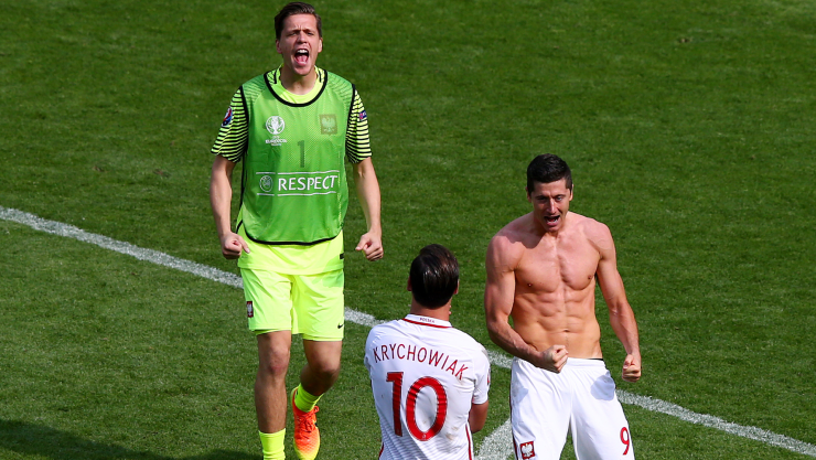 Szczesny y Lewandowski jugando con la selección de Polonia