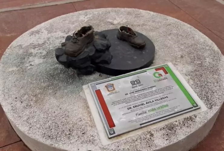 La estatua en honor al astronauta mexicano, José Hernández Moreno, estaba instalada en la Plaza Estado de México “Grandes Valores”, en el municipio de Zinacantepec.