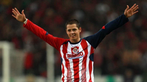 Chicharito Hern&aacute;ndez celebra un gol con Chivas