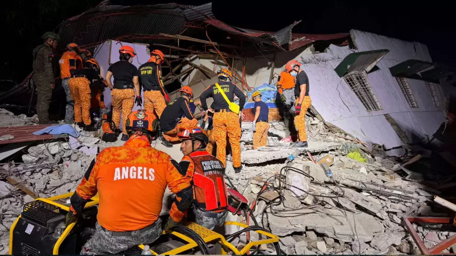 Rescatistas buscan sobrevivientes tras sismo en Filipinas.