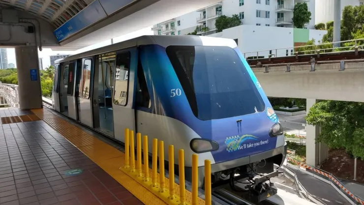 Afroamericano ataca a mujer colombiana en Metromover de Miami
