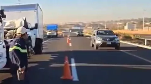 Camioneta sufrió accidente tras intento de rebase en la autopista Atlixcáyotl; conductor huyó