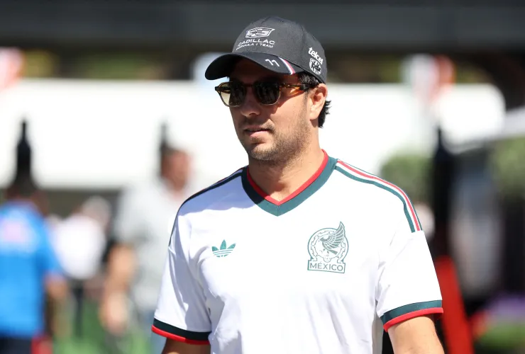Checo Pérez con la camiseta de la Selección Mexicana en el Circuito de Barcelona Catalunya