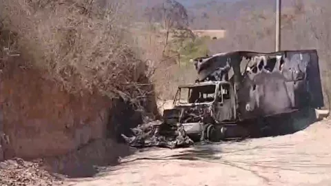 Camión calcinado en El Fuerte