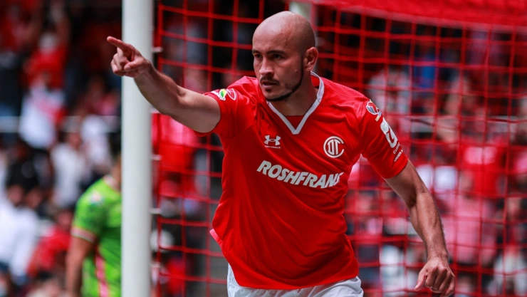 Carlos González festejando con el Toluca
