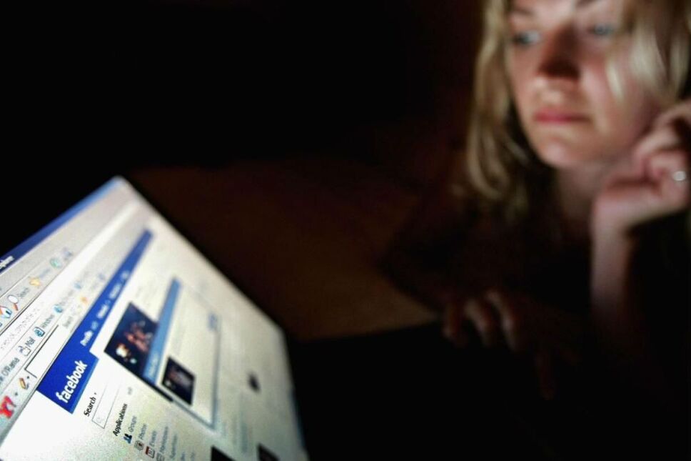 Los millennials son expertos en stalkear / Foto: Especial