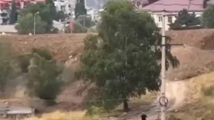 Evacúan a cientos en Tyrnyauz tras deslizamiento causado por sismo