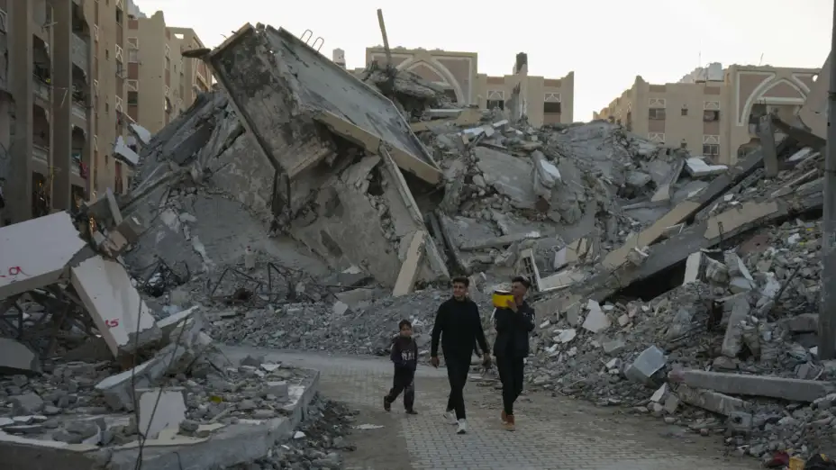 Edificios destruidos en un vecindario en Jan Yunis, Gaza.