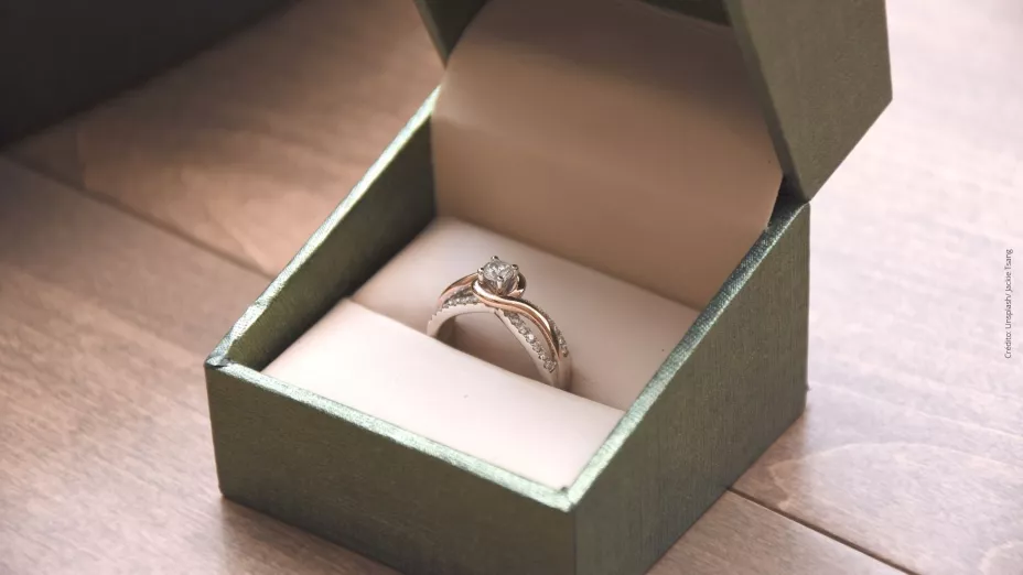 VIDEO: Le propone matrimonio a su novia de broma y sale mal.