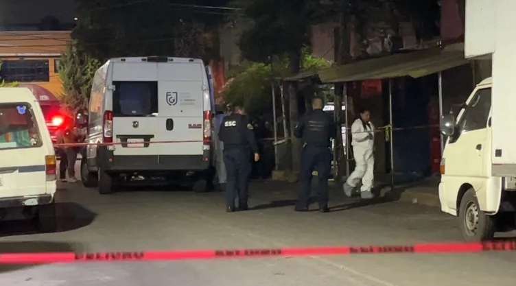 Asesinan a balazos a hombre en calles de Iztapalapa; agresores se dan a la fuga