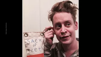 Macaulay Culkin TV Azteca_25.jpg