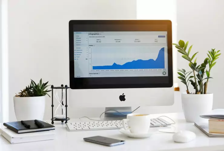 Elon Musk lanza herramienta de IA para crear imágenes hiperreales con texto