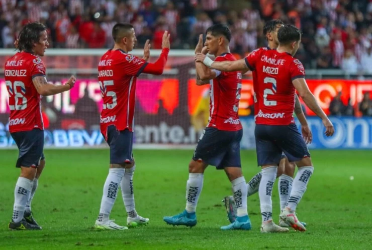¡En peligro! Chivas podría tener la baja de dos jugadores en la Liga BBVA MX por suspensión