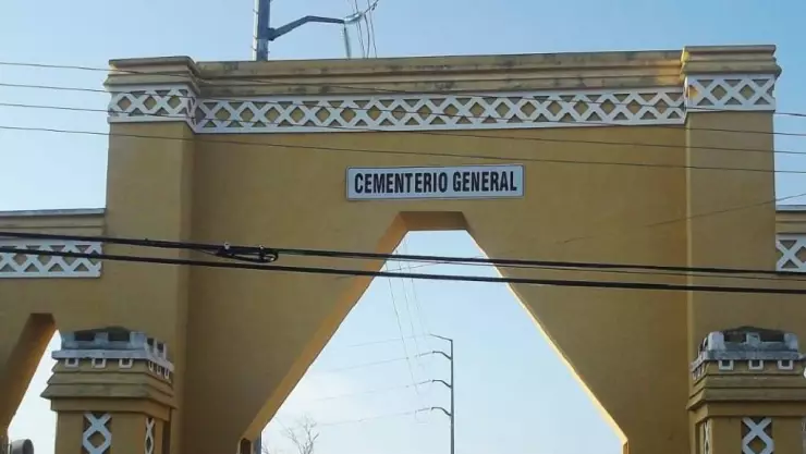 Visita tumba familiar en el CEMENTERIO de Mérida y halla un cuerpo en DESCOMPOSICIÓN sobre la lápida