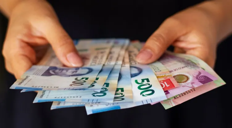 manos con dinero de México