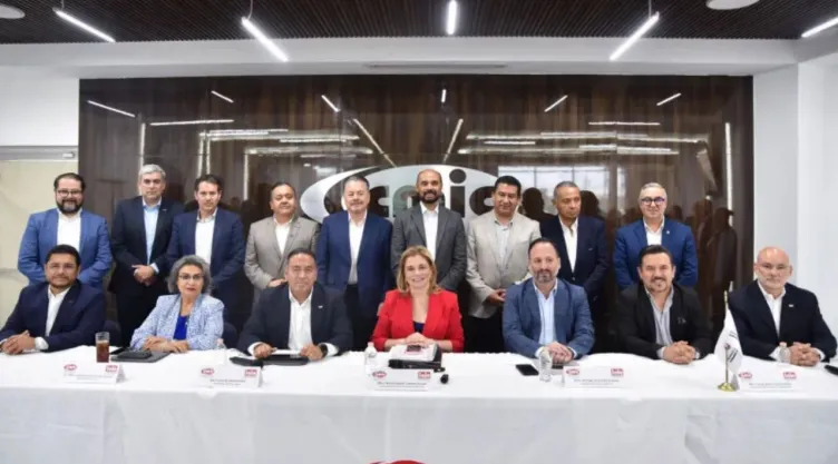 Maru Campos, gobernadora de Chihuahua fue reconocida por el sector de la construcción