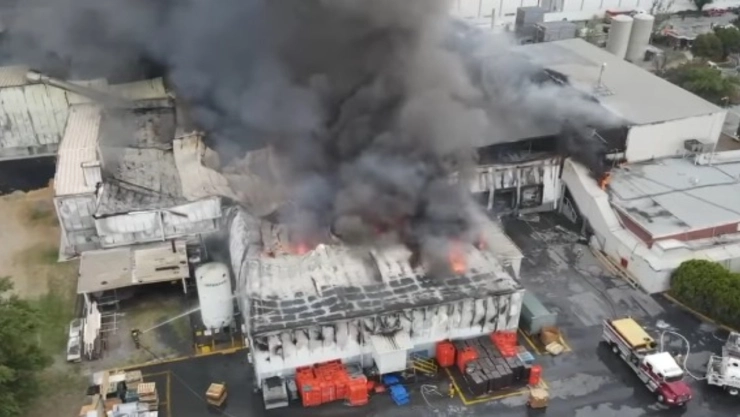 Incendio Nuevo León: Fabrica de alimentos es consumida por el fuego en Apodaca| VIDEOS