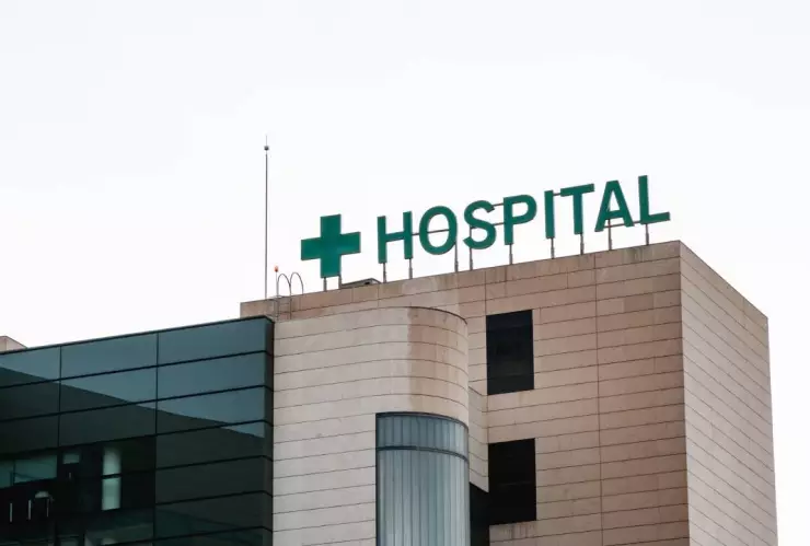 Niña muere al impactarse contra cincel del baño