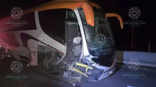 FOTOS- Así quedaron el autobús de pasajeros y un automóvil tras el accidente en Zacatecas el 15 de noviembre .jpg