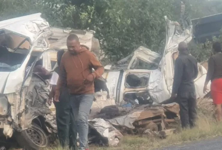 ¡Tragedia! MUEREN 13 estudiantes de primaria tras choque entre autobús escolar y tractocamión.jpg