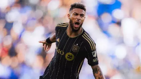 Denis Bouanga se aleja del América