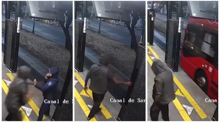 Oficial de CDMX es empujada al carril de la estación Canal de San Juan del Metrobús.