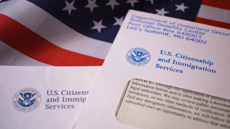 Un sobre del Servicio de Ciudadanía e Inmigración de Estados Unidos.