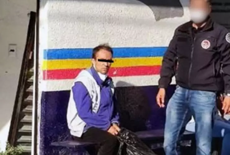 Julio César “N” antes de abordar el autobús en que pretendía huir tras haber apuñalado a su mamá