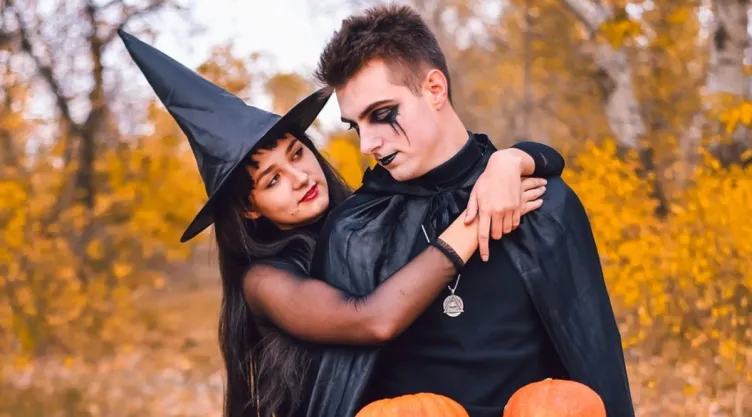 /estilo-de-vida/3-disfraces-halloween-usando-solamente-capa-negra